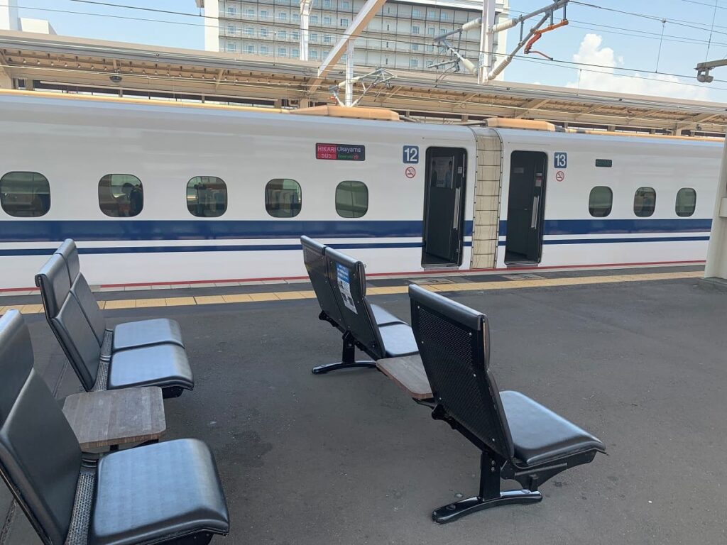 Japan Shinkansen Seitenansicht mit Bahnsteig